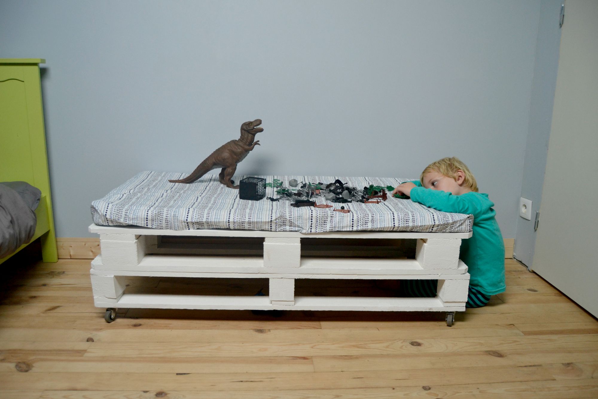Chambre enfant : banc en palettes récup' maman à tout faire