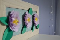 Des camélias en papier sur les murs