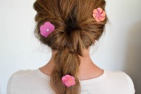 Coiffure d’été : Des fleurs en papier dans les cheveux