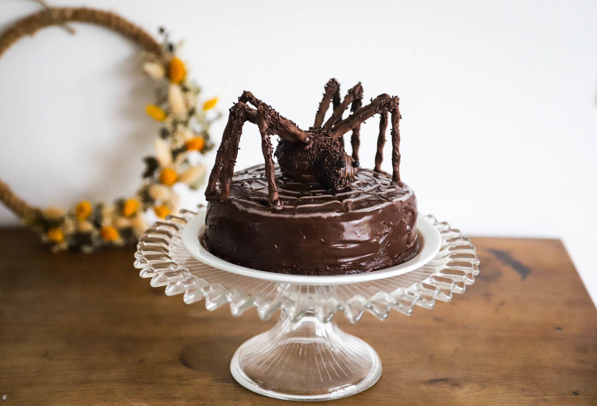 Petits Gâteaux De Halloween Avec Des Araignées De Chocolat Sur Les