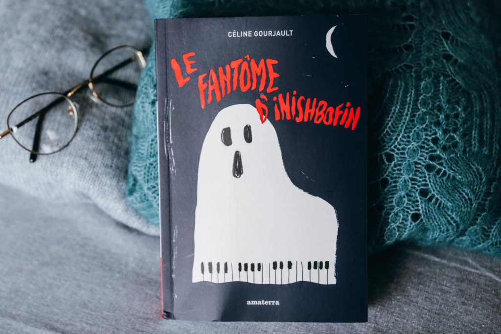 Livre pour adolescent avec un fantôme dessiné sur la couverture